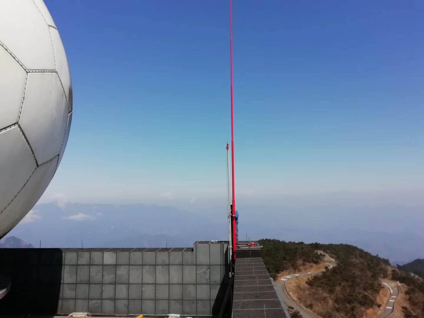 天氣雷達站避雷針安裝現場圖